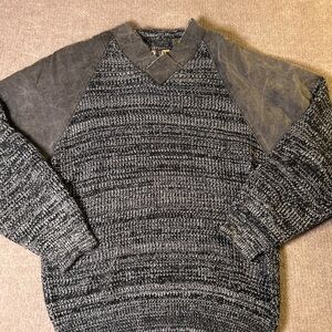Fluide V-Neck Sweater in Black and Gray